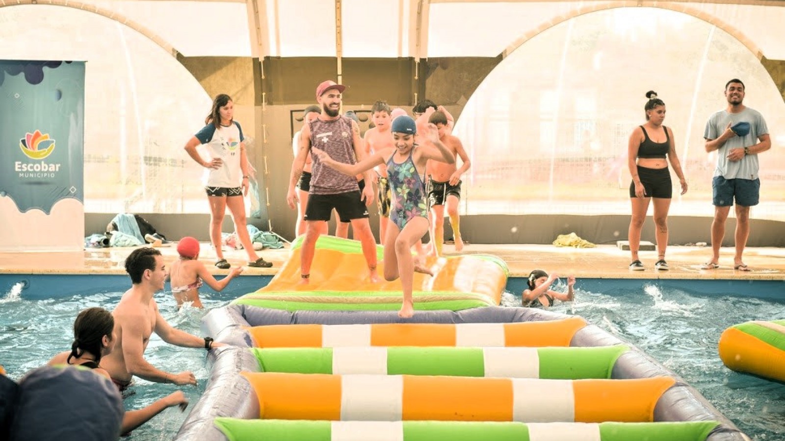 Más de 2500 escobarenses disfrutan de actividades gratuitas en la pileta municipal climatizada de Maquinista Savio